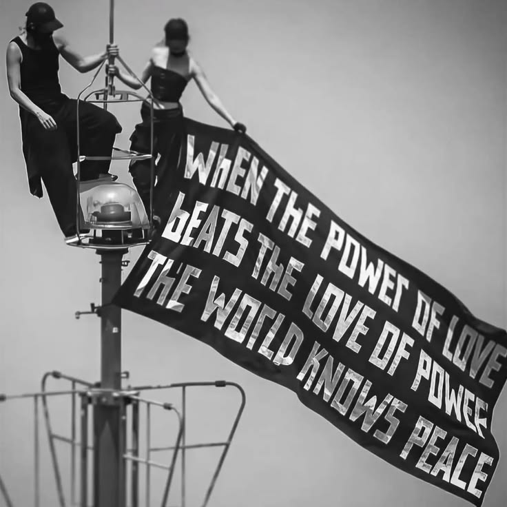 When the power of love beats the love of power the world knows peace poder ❌️ amor paz ✅️ viral empirestatebuildingview